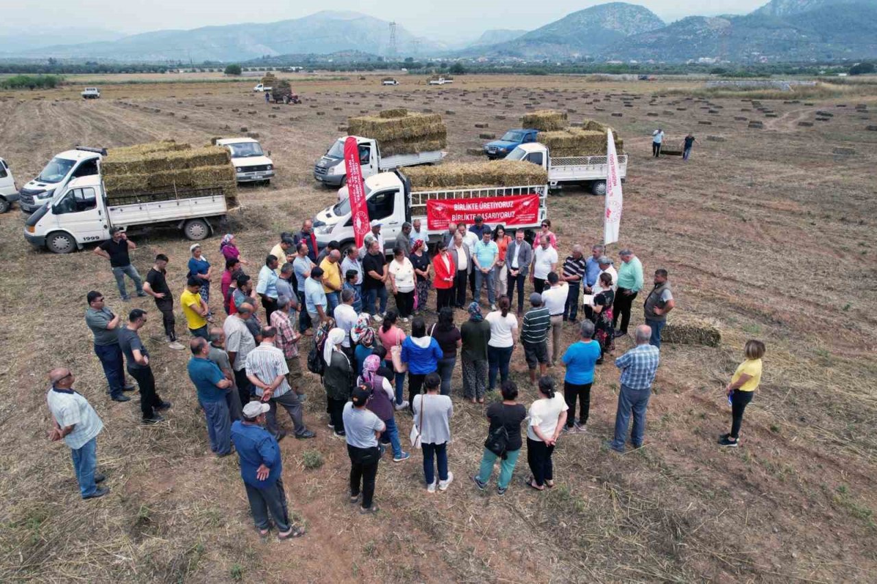 90 kadın üreticiye 2 bin saman balyası dağıtıldı