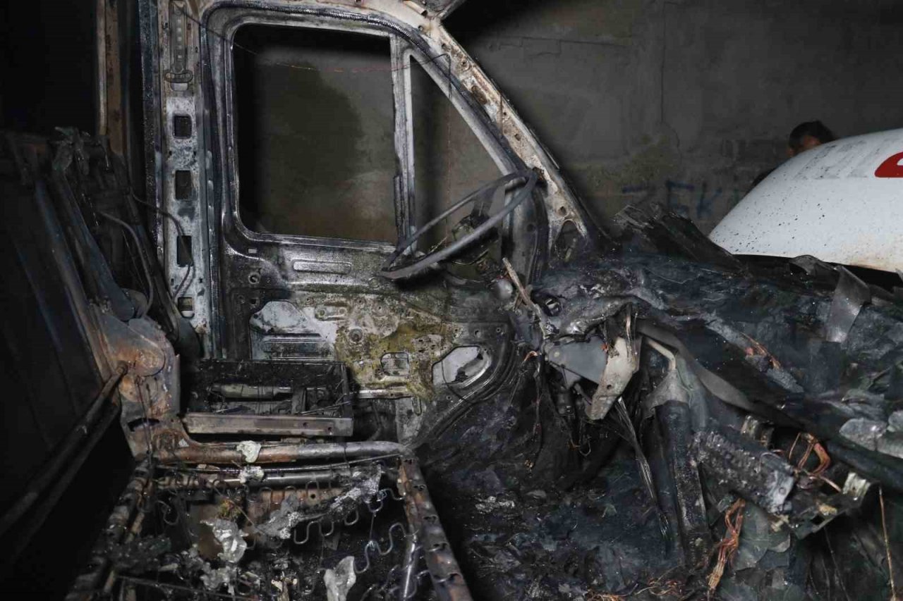 Adana’da park halindeki çekici yanarak kül oldu