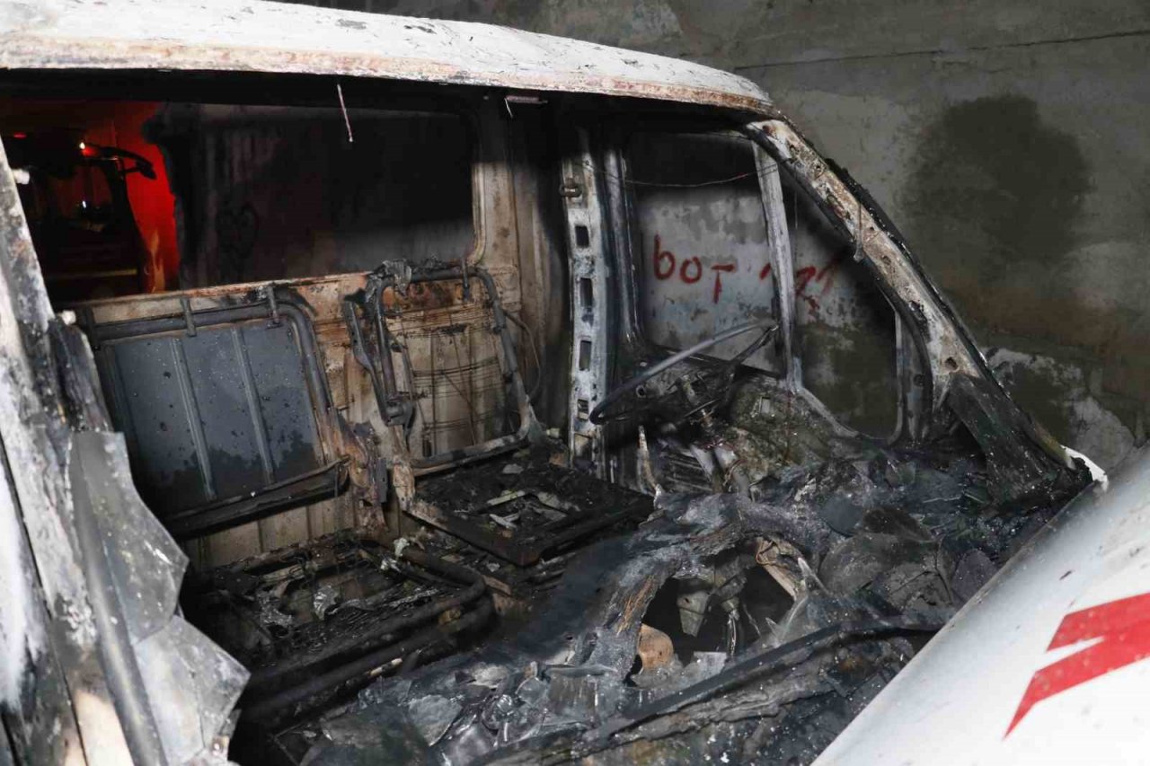 Adana’da park halindeki çekici yanarak kül oldu