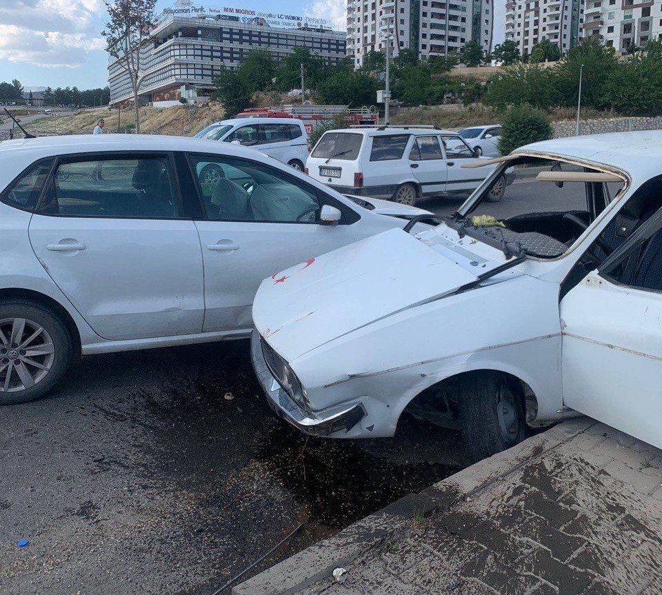 İki otomobil çarpıştı: 4 yaralı