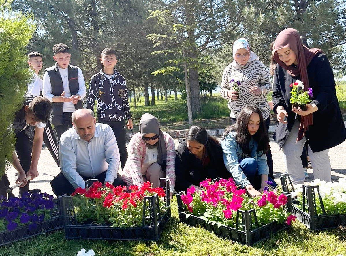 Meslek lisesi öğrencileri çiçek dikti