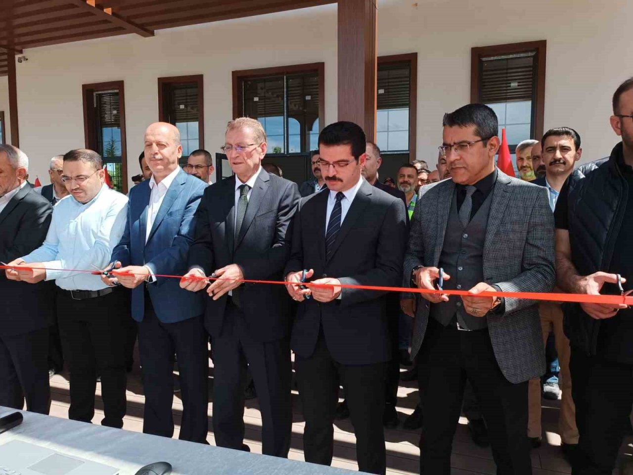 Bünyesinde kokulu bitkilerin olduğu Millet Bahçesi hizmete girdi