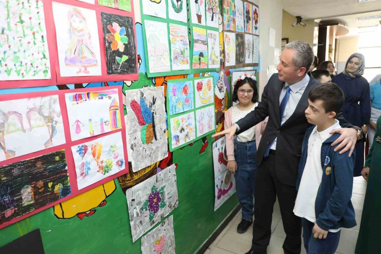 Ağrı’da özel eğitim öğrencilerinin yılsonu calışmaları ilgi odağı oldu