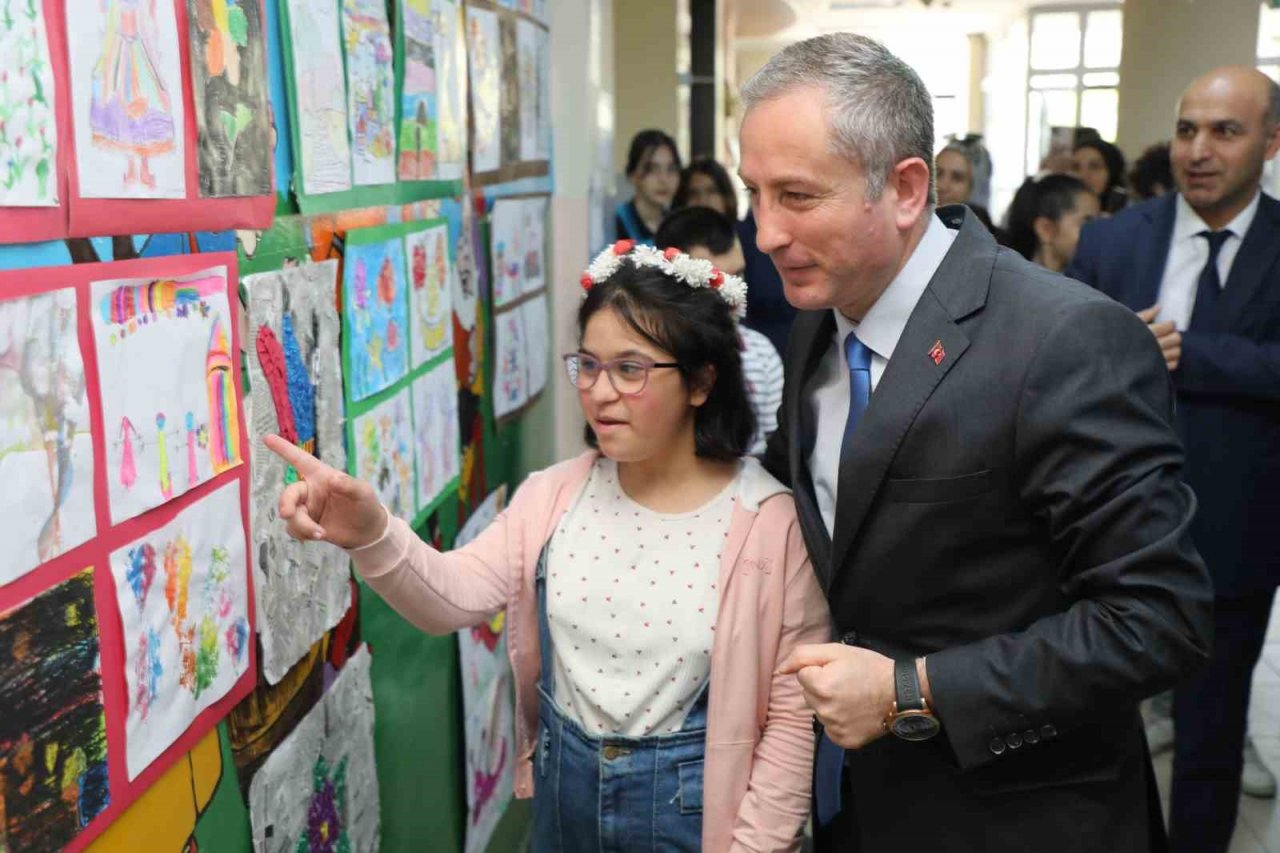 Ağrı’da özel eğitim öğrencilerinin yılsonu calışmaları ilgi odağı oldu
