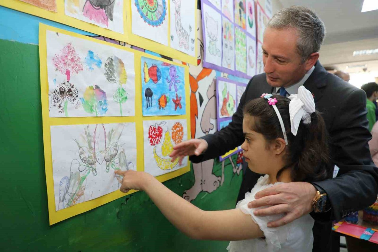 Ağrı’da özel eğitim öğrencilerinin yılsonu calışmaları ilgi odağı oldu