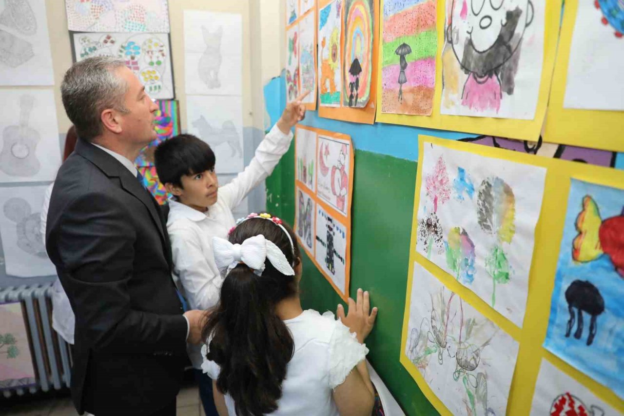 Ağrı’da özel eğitim öğrencilerinin yılsonu calışmaları ilgi odağı oldu