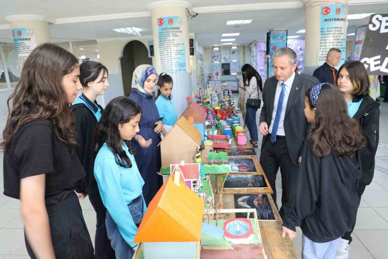 Ağrı’da özel eğitim öğrencilerinin yılsonu calışmaları ilgi odağı oldu