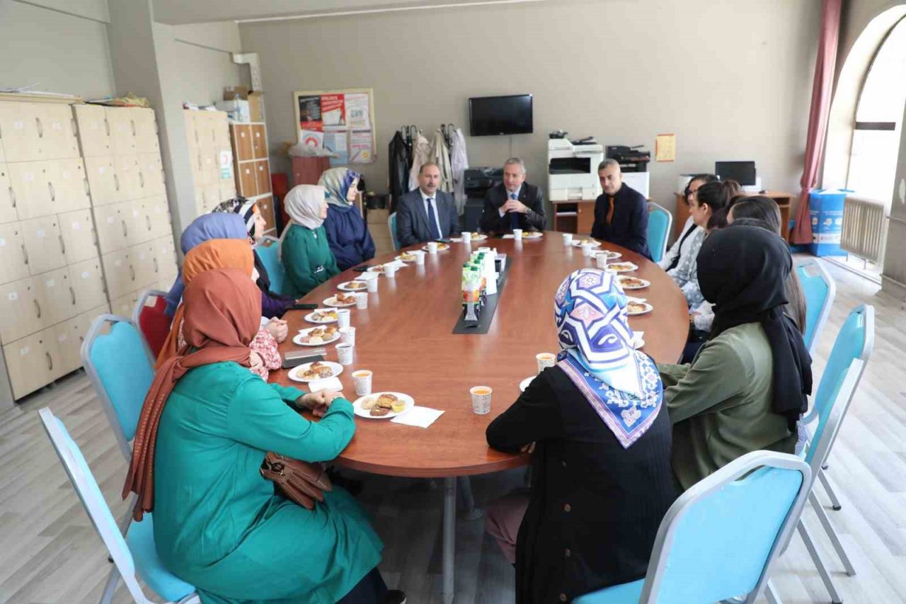 Ağrı’da özel eğitim öğrencilerinin yılsonu calışmaları ilgi odağı oldu
