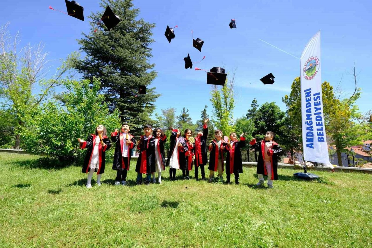 Minik öğrenciler mezuniyet heyecanı yaşadı