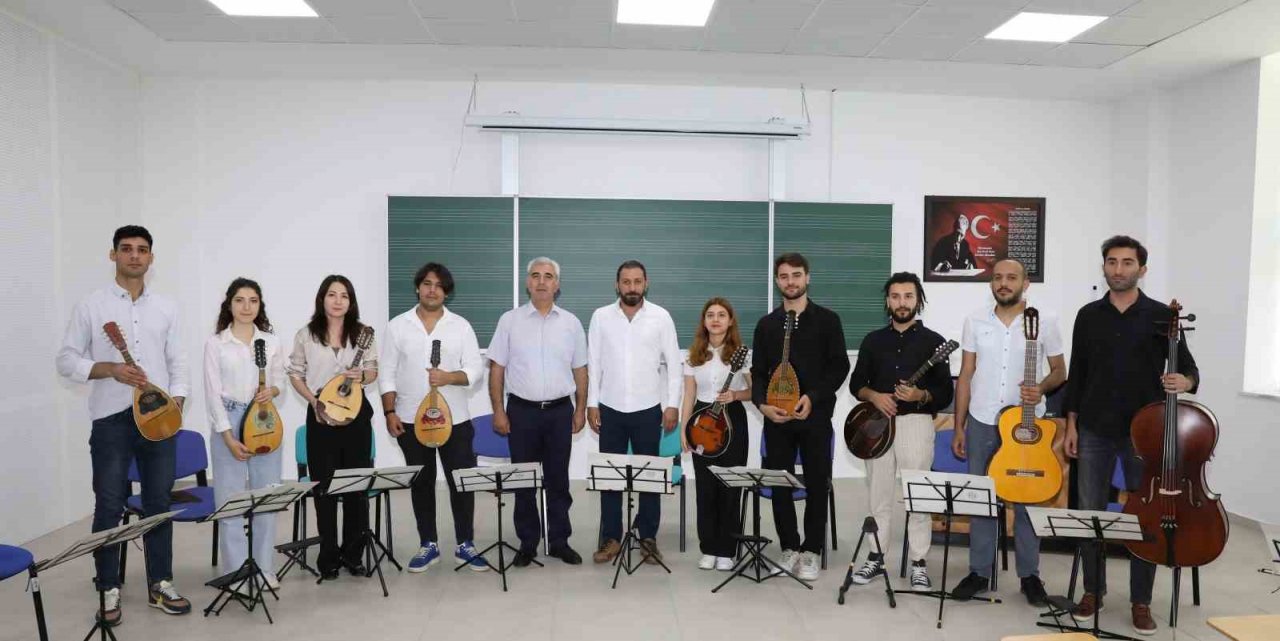 ALKÜ’de mandolin topluluğunun sesi Avrupa’n duyuldu