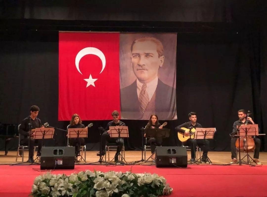 ALKÜ’de mandolin topluluğunun sesi Avrupa’n duyuldu