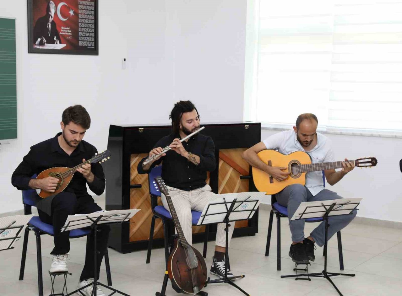ALKÜ’de mandolin topluluğunun sesi Avrupa’n duyuldu