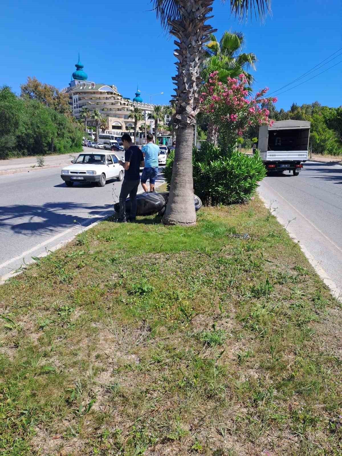 Motosikletiyle palmiyeye çarpan İngiliz turist öldü