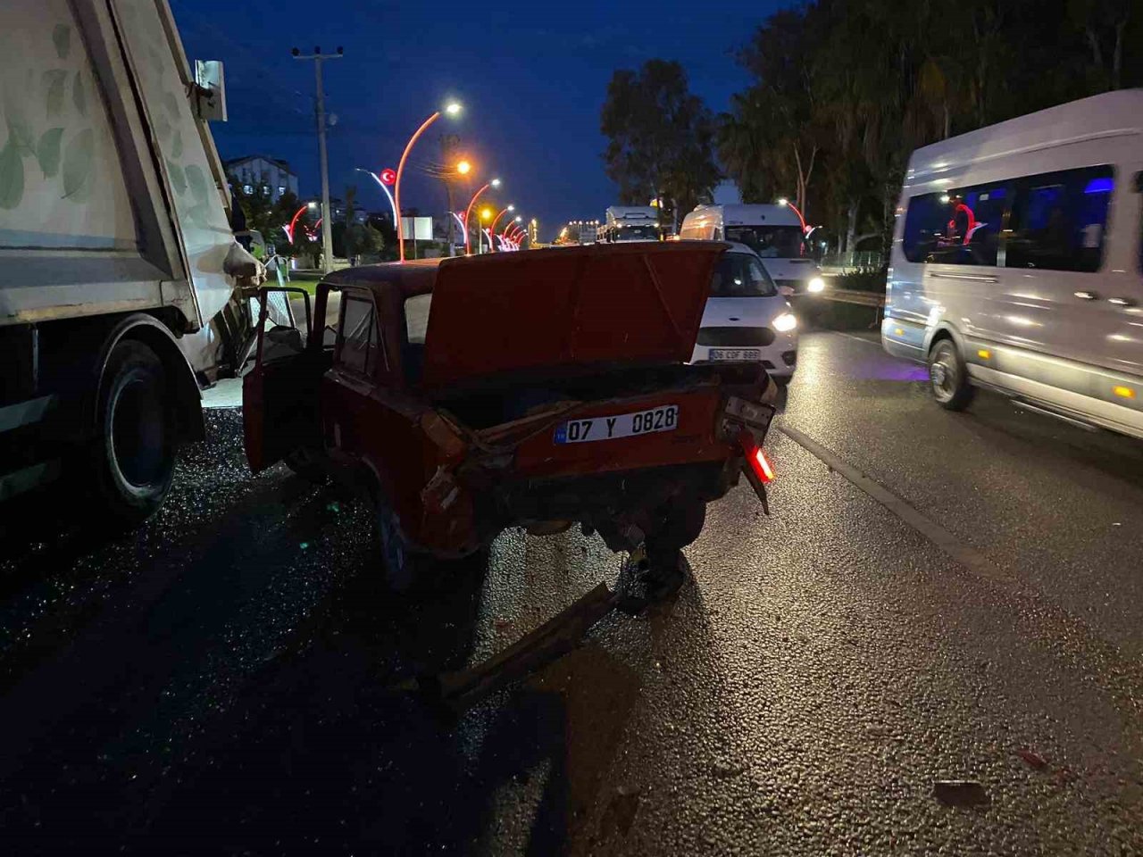 Temizlik işçileri karıştıkları kaza yerinde bile görevlerini ihmal etmedi