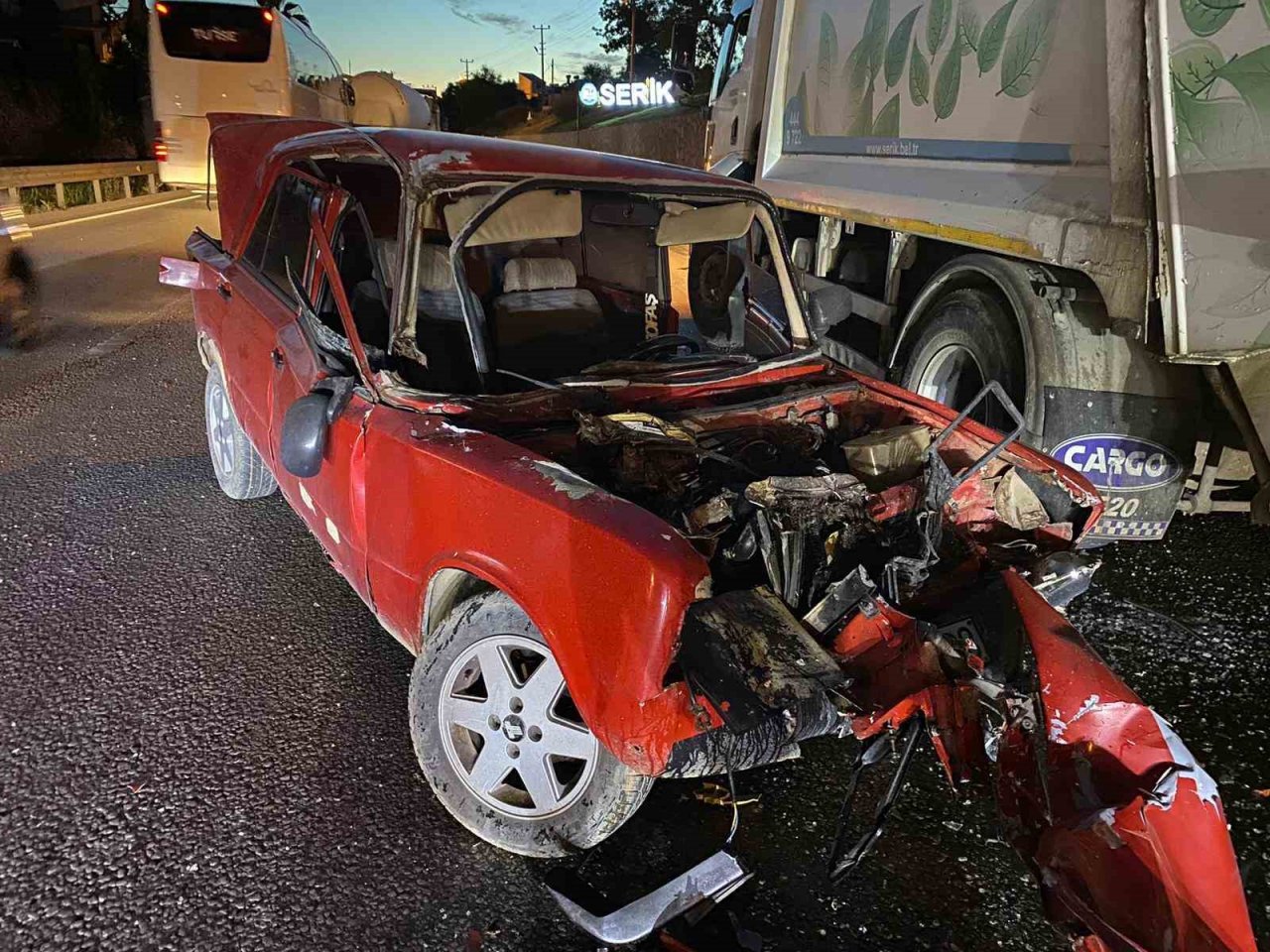 Temizlik işçileri karıştıkları kaza yerinde bile görevlerini ihmal etmedi