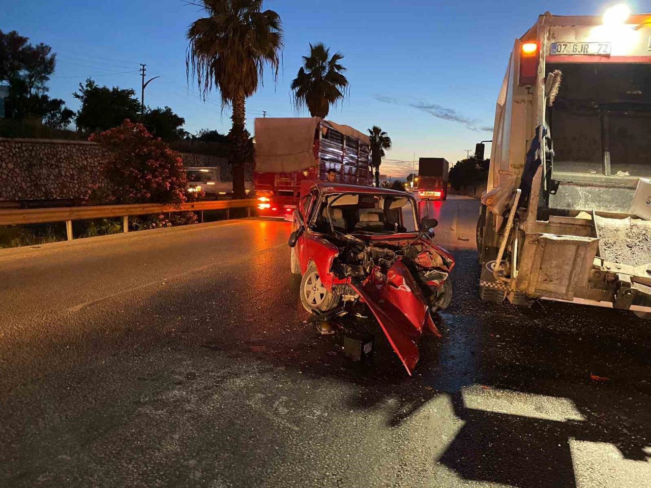 Temizlik işçileri karıştıkları kaza yerinde bile görevlerini ihmal etmedi
