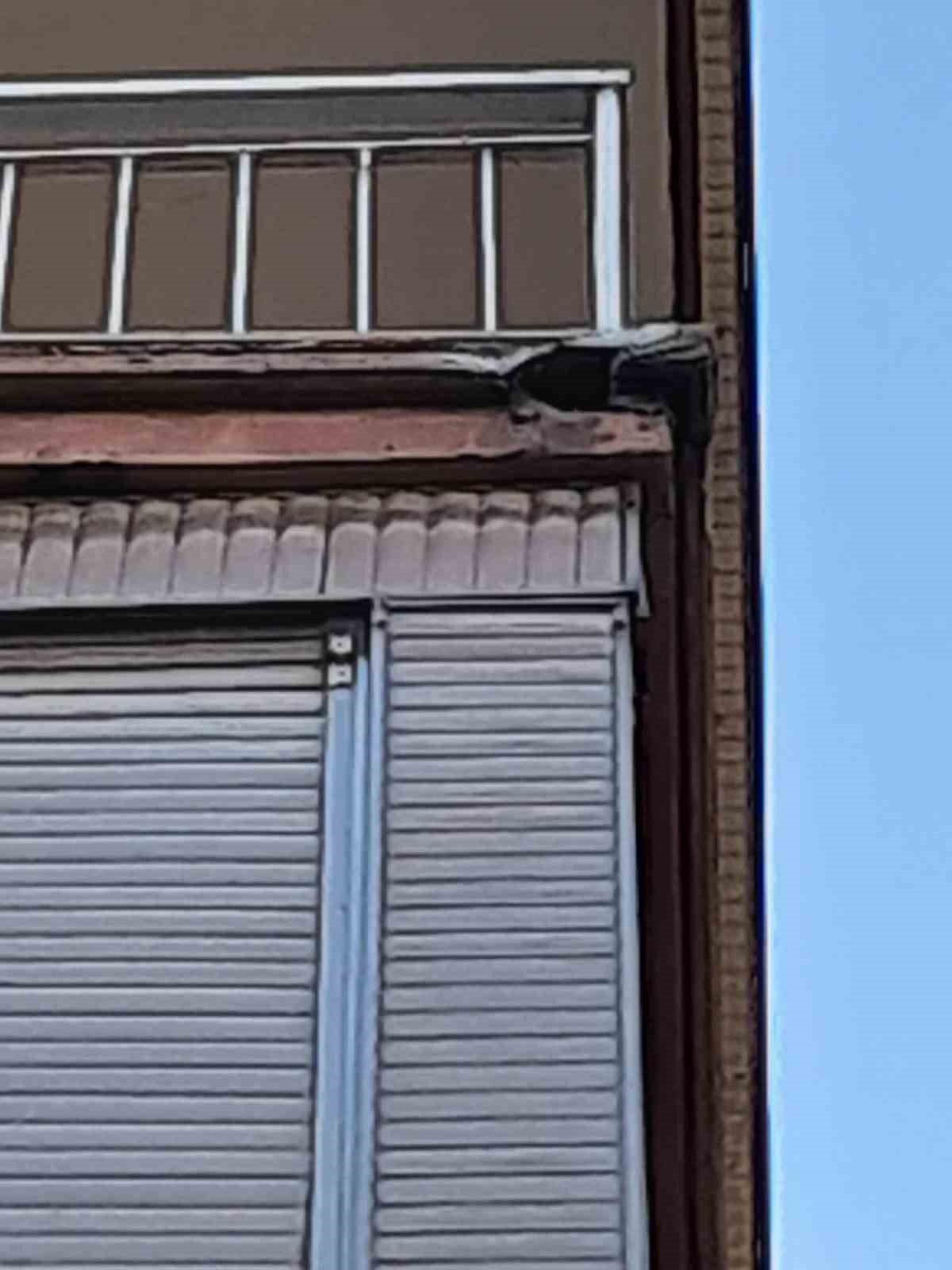 Metrelerce yükseklikten kopan beton parça üzerlerine düştü: 2 yaralı