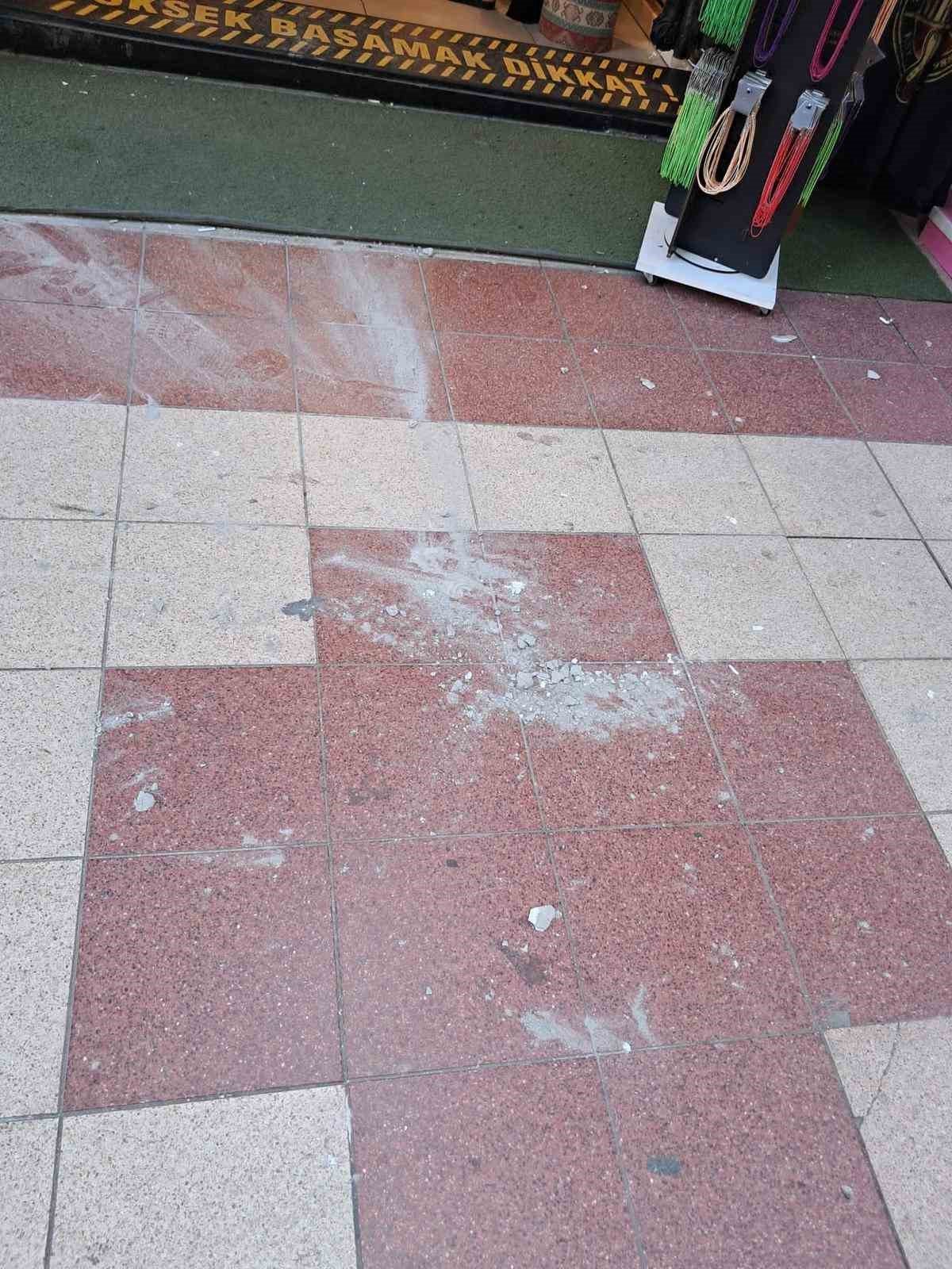 Metrelerce yükseklikten kopan beton parça üzerlerine düştü: 2 yaralı