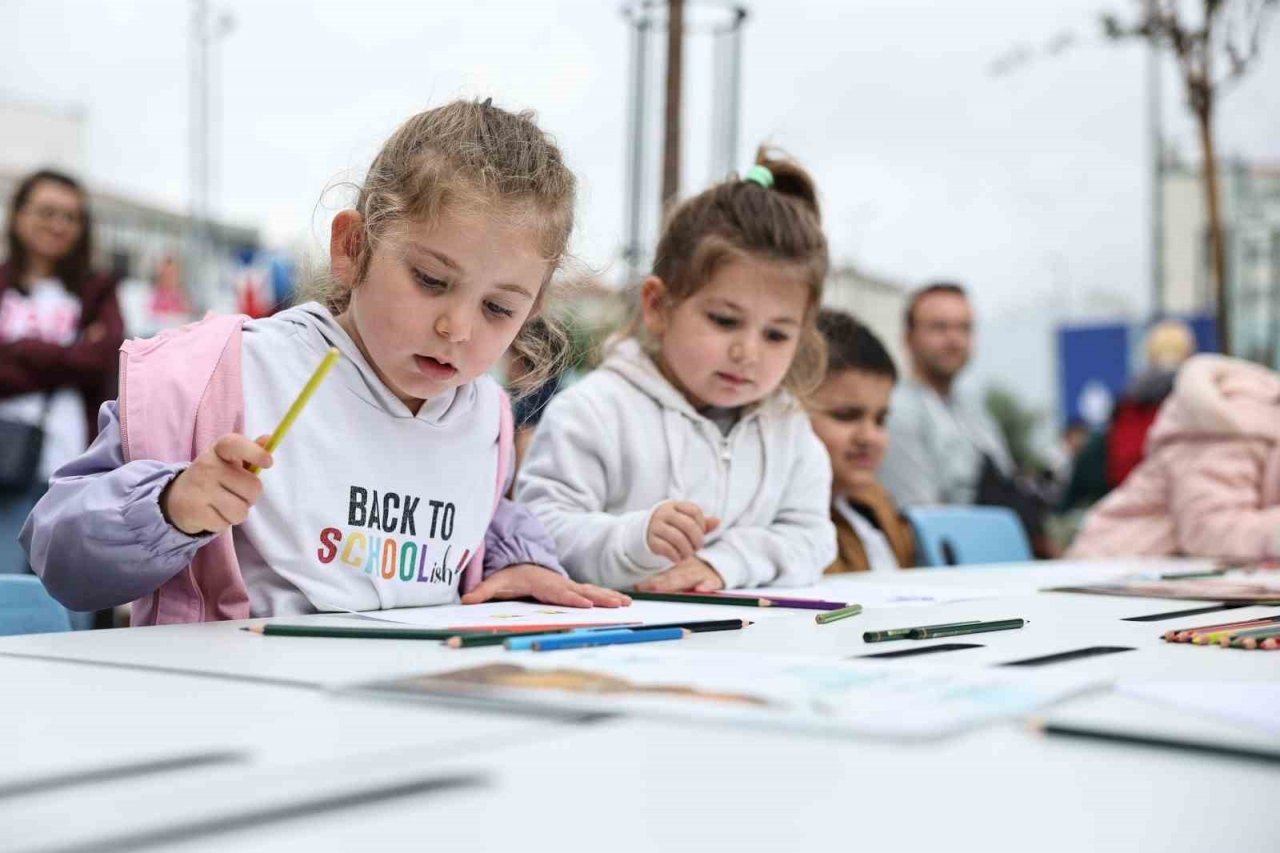 Bağcılar Kitap Fuarı karnaval havasında yaşanıyor