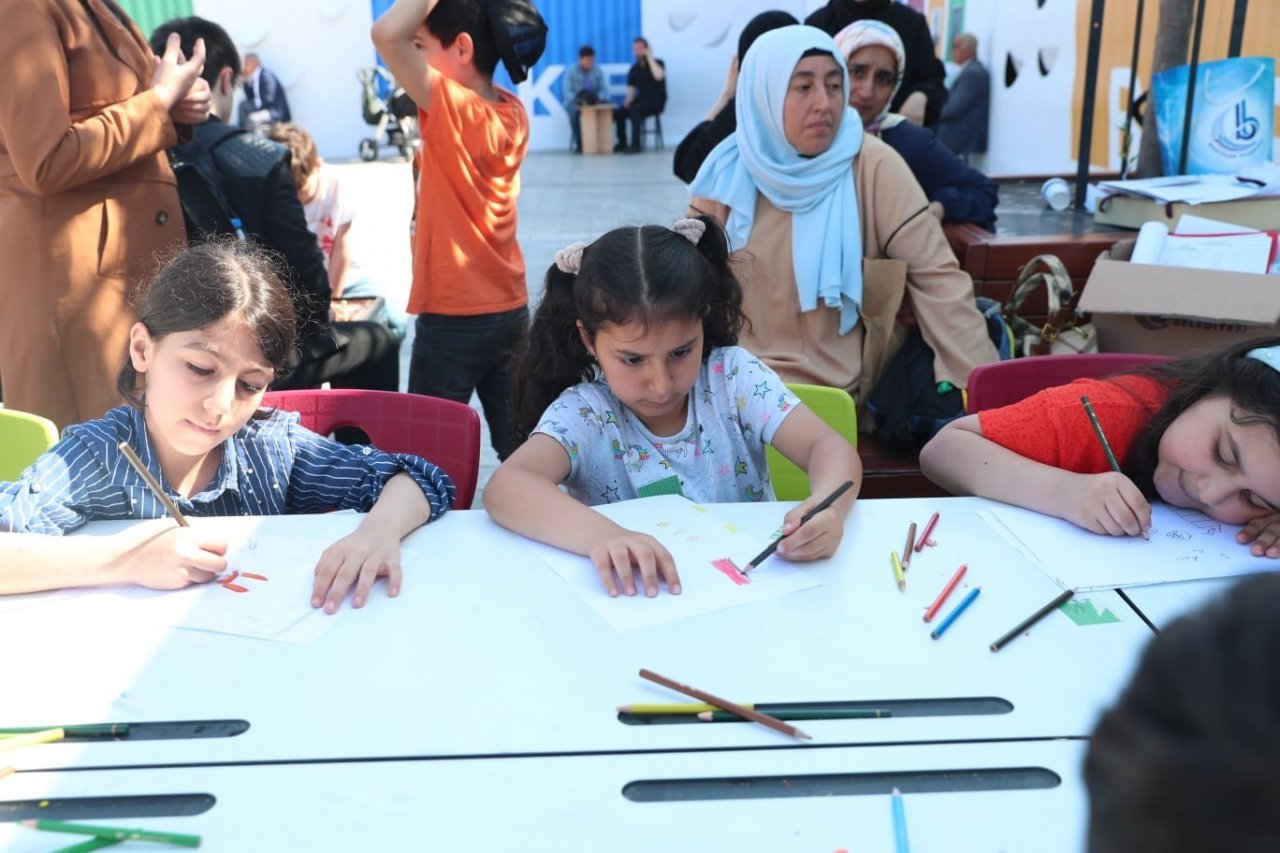 Bağcılar Kitap Fuarı karnaval havasında yaşanıyor