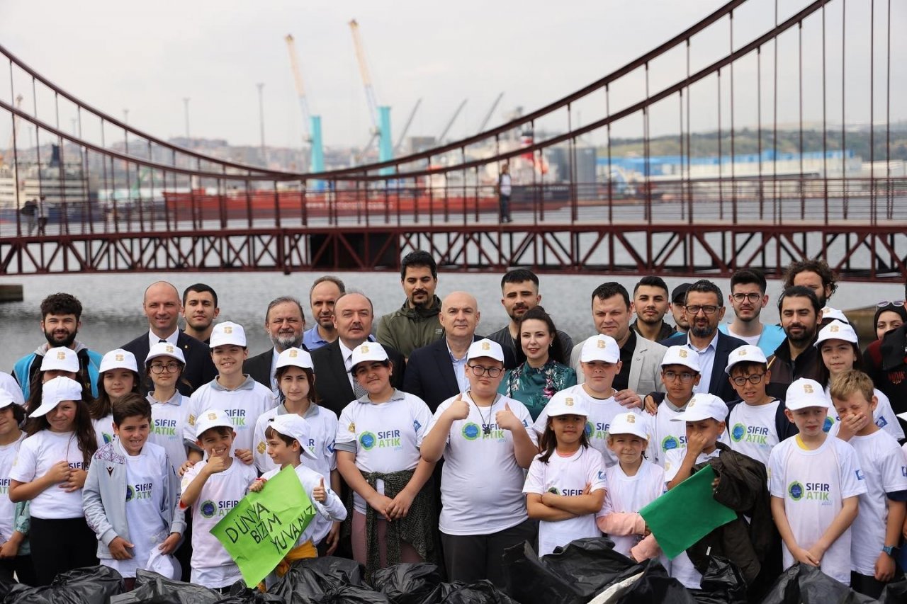 Bandırma sahilinde 1 saatte 780 kilo atık madde toplandı