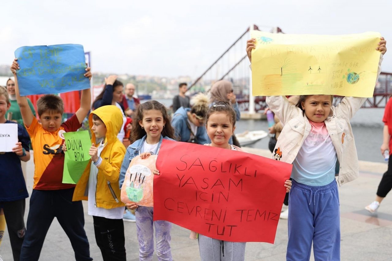 Bandırma sahilinde 1 saatte 780 kilo atık madde toplandı