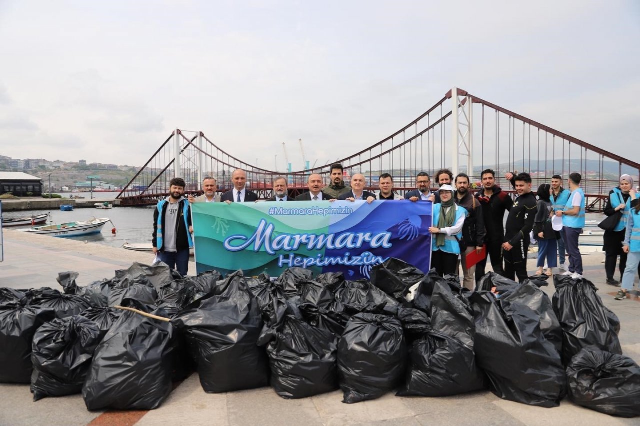 Bandırma sahilinde 1 saatte 780 kilo atık madde toplandı