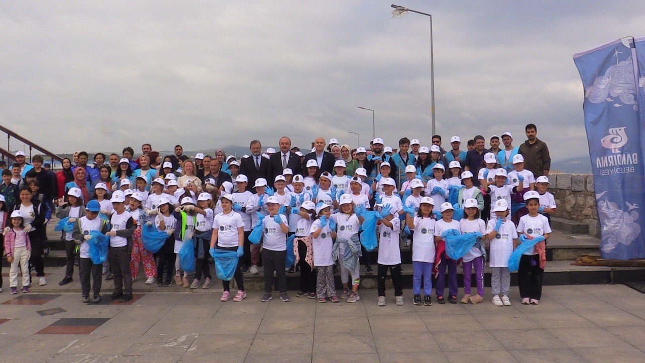 Bandırma sahilinde 1 saatte 780 kilo atık madde toplandı