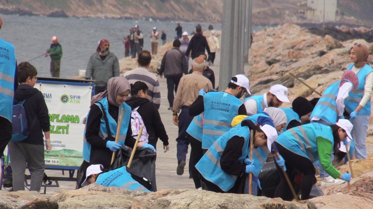 Bandırma sahilinde 1 saatte 780 kilo atık madde toplandı