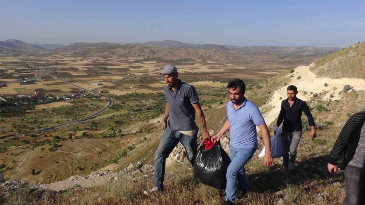 Gercüş’te Galatasaray bayrağı ilçeye sığmadı, tepeye asıldı