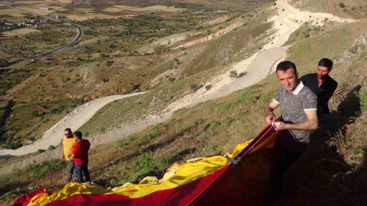 Gercüş’te Galatasaray bayrağı ilçeye sığmadı, tepeye asıldı