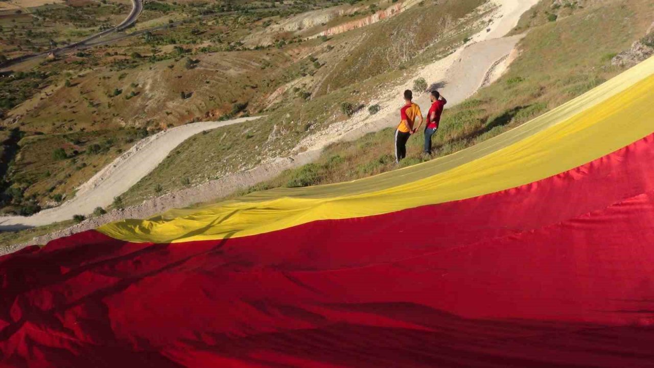 Gercüş’te Galatasaray bayrağı ilçeye sığmadı, tepeye asıldı