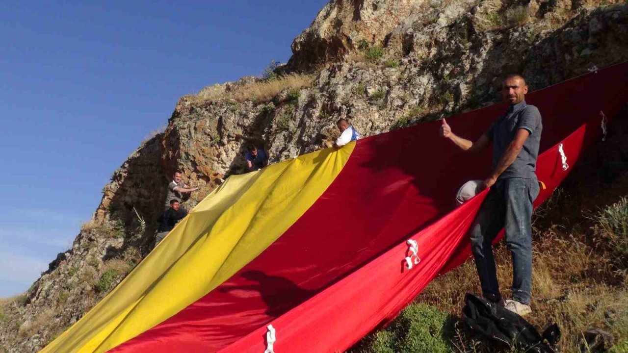 Gercüş’te Galatasaray bayrağı ilçeye sığmadı, tepeye asıldı