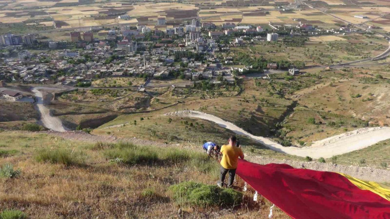 Gercüş’te Galatasaray bayrağı ilçeye sığmadı, tepeye asıldı