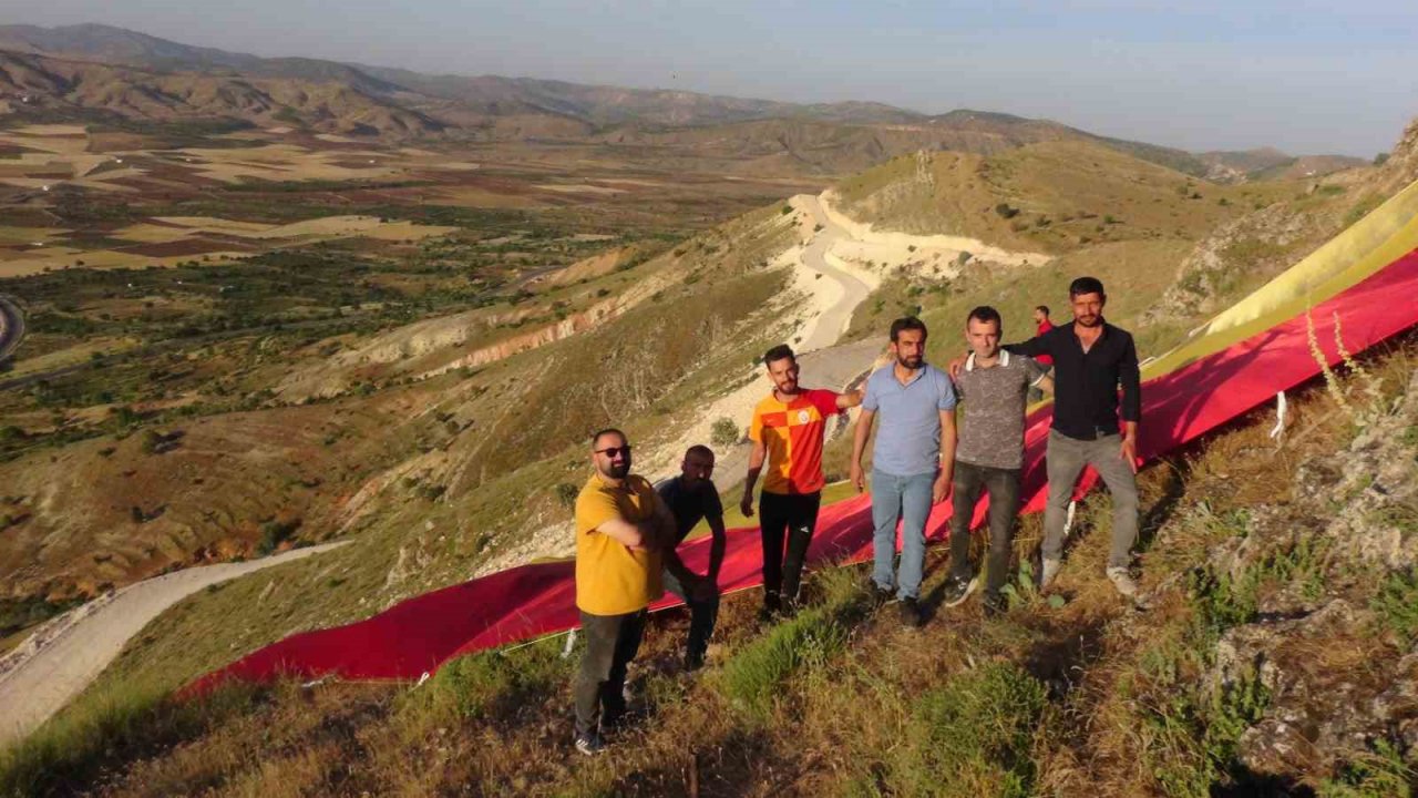 Gercüş’te Galatasaray bayrağı ilçeye sığmadı, tepeye asıldı