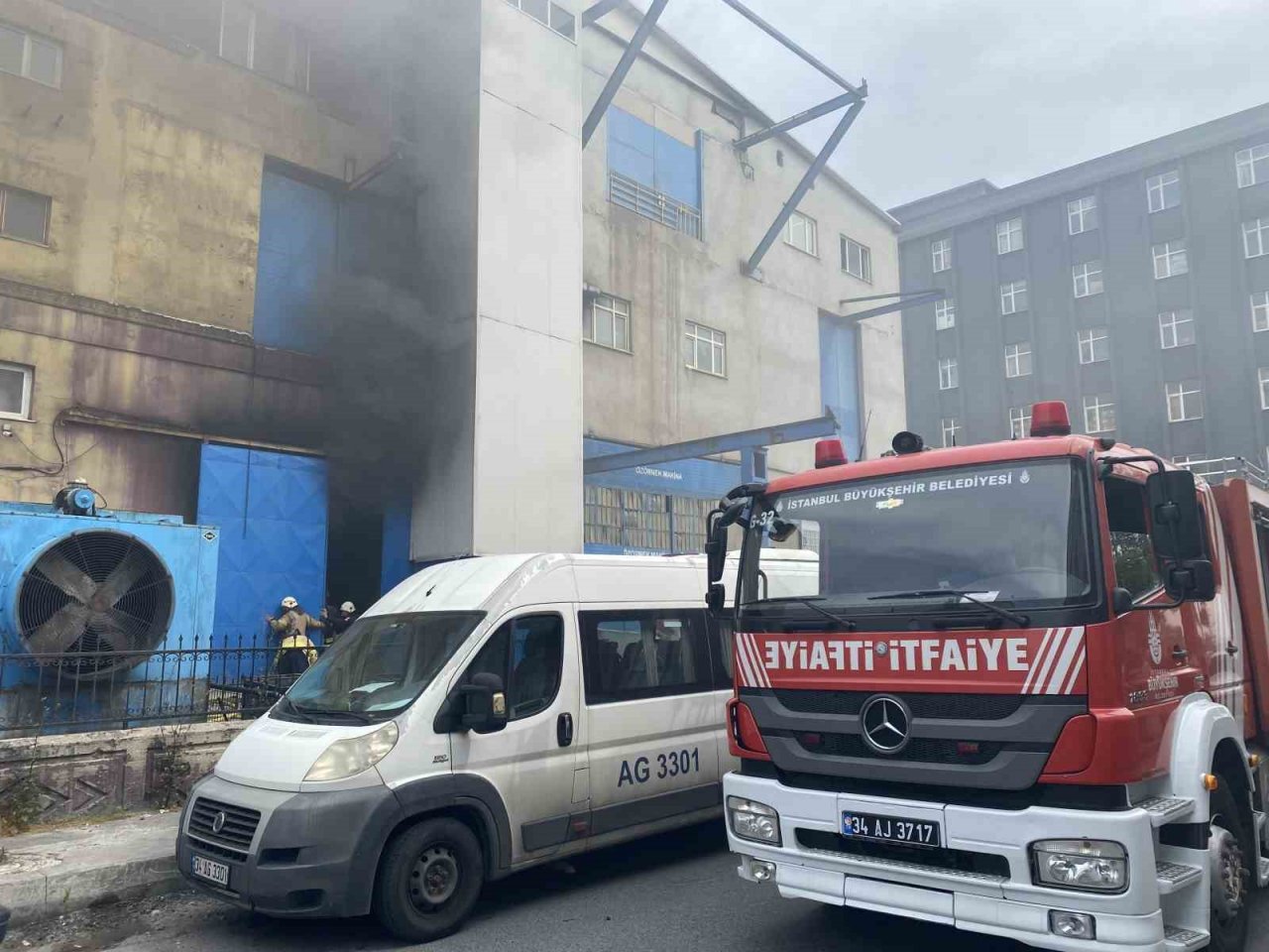 Beylikdüzü’nde jant kapağı üretimi yapan iş yerinde yangın