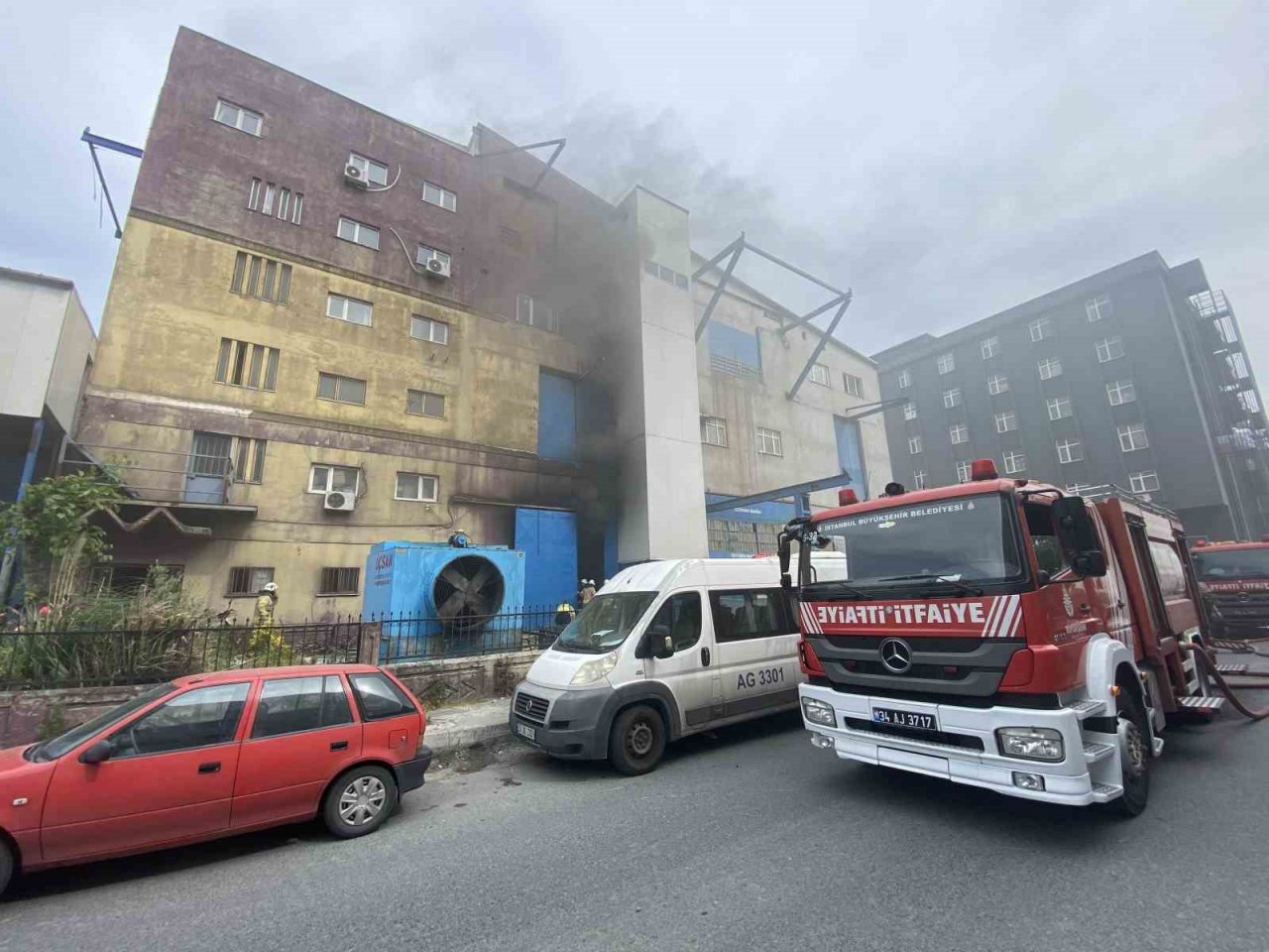 Beylikdüzü’nde jant kapağı üretimi yapan iş yerinde yangın