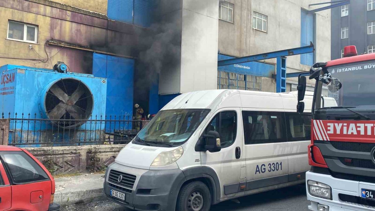 Beylikdüzü’nde jant kapağı üretimi yapan iş yerinde yangın