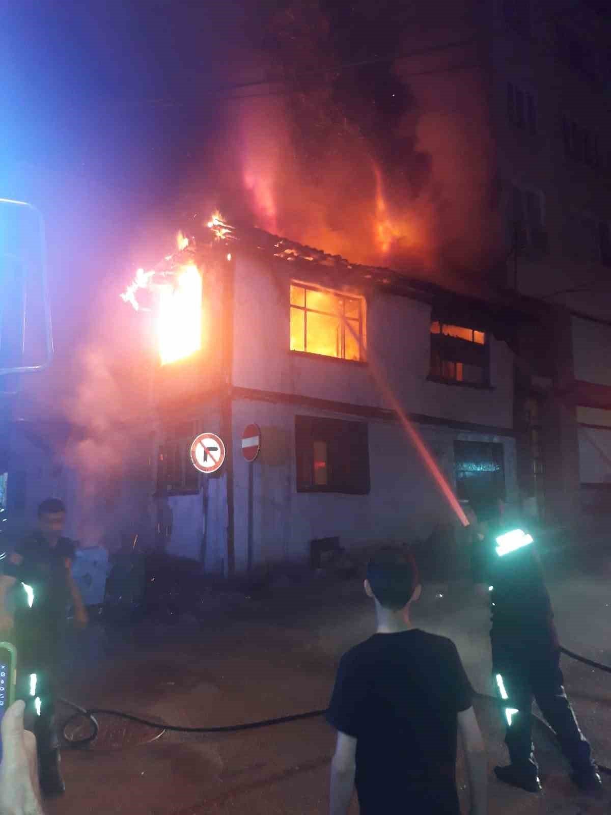 Bursa’da 2 katlı ahşap ev alev alev yandı