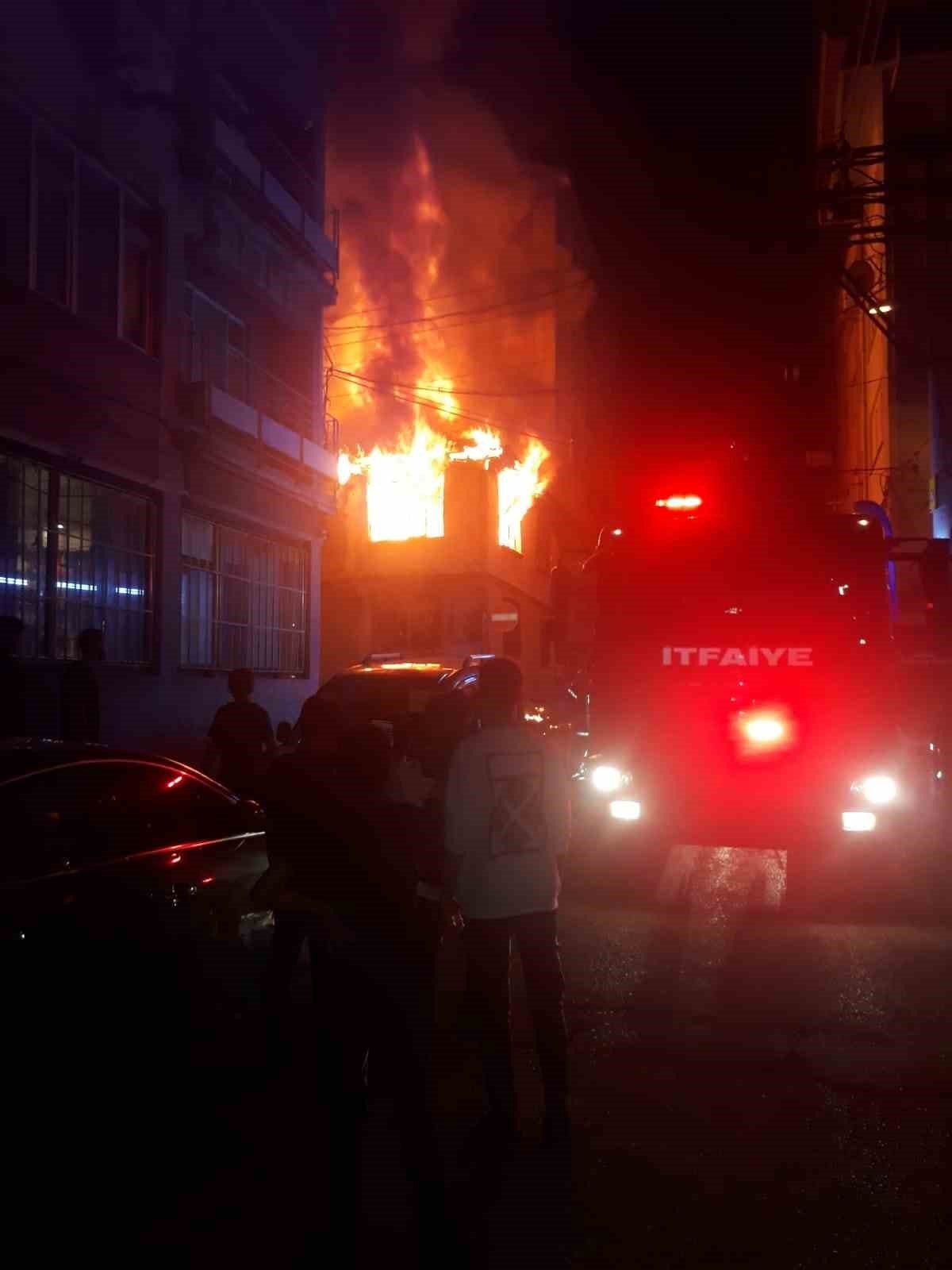 Bursa’da 2 katlı ahşap ev alev alev yandı