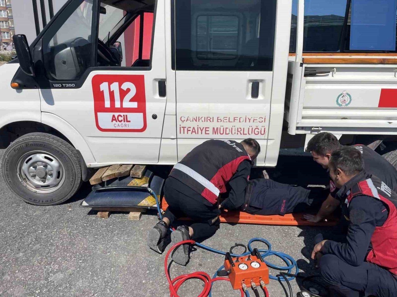 İtfaiye personellerine trafik kazalarına müdahale eğitimi