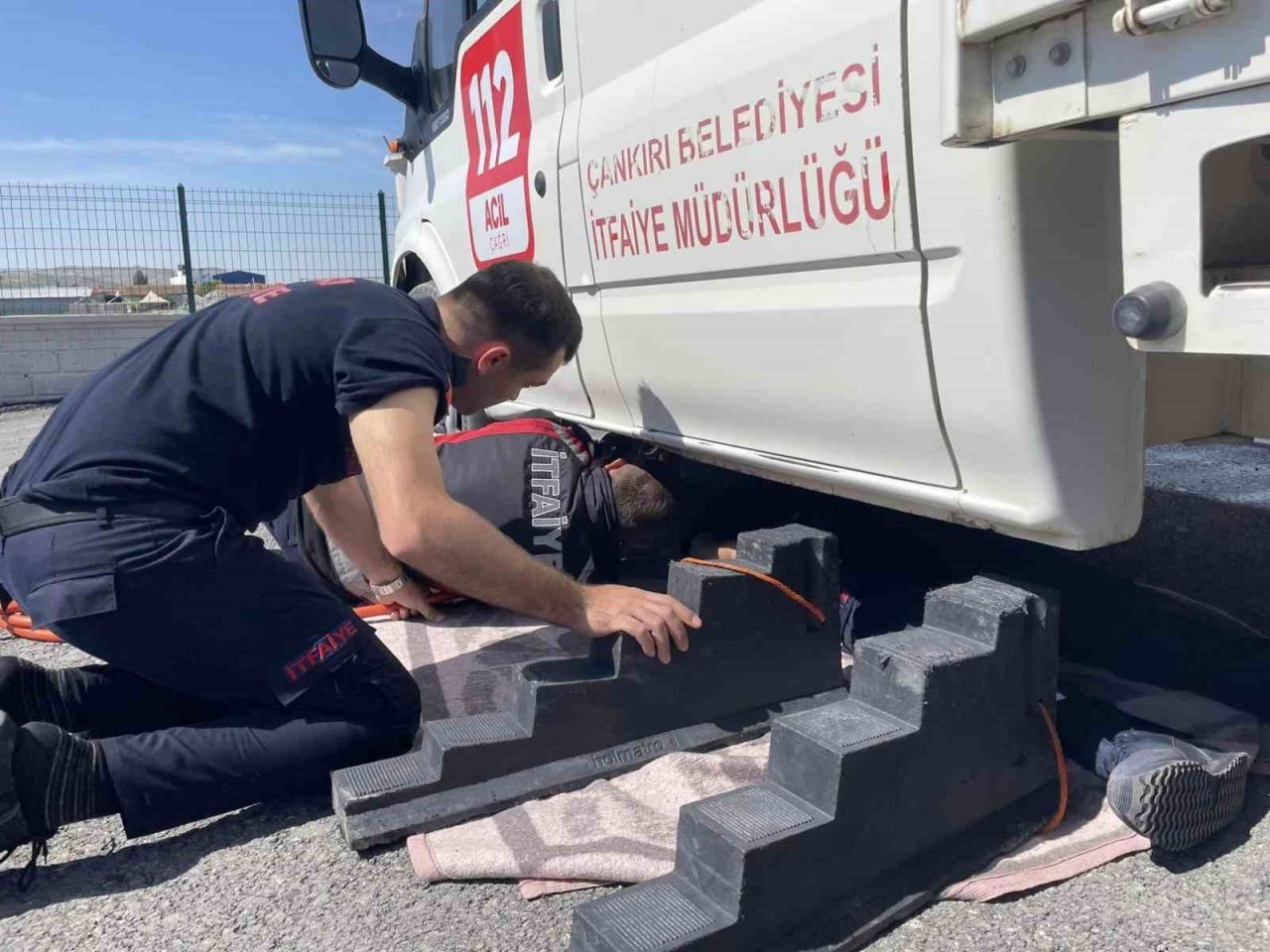 İtfaiye personellerine trafik kazalarına müdahale eğitimi