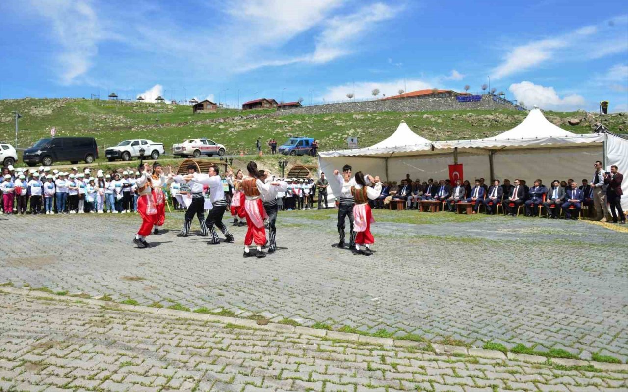 Çıldır Gölü’nde kıyı temizliği yapıldı