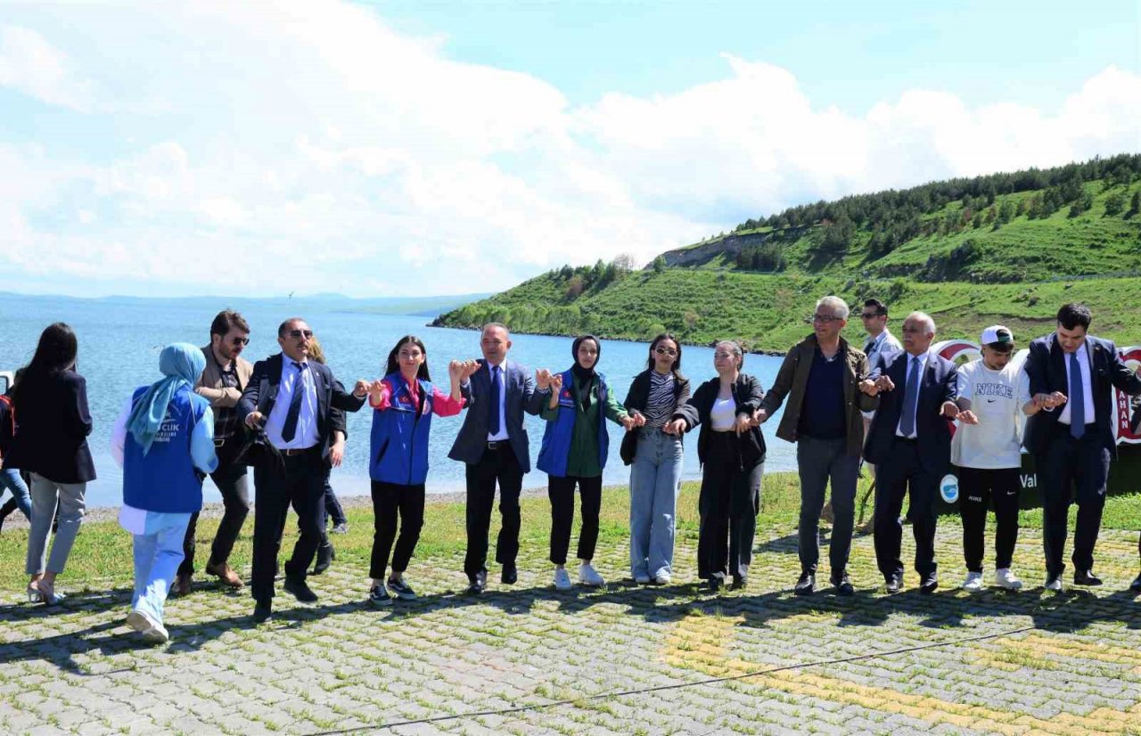 Çıldır Gölü’nde kıyı temizliği yapıldı