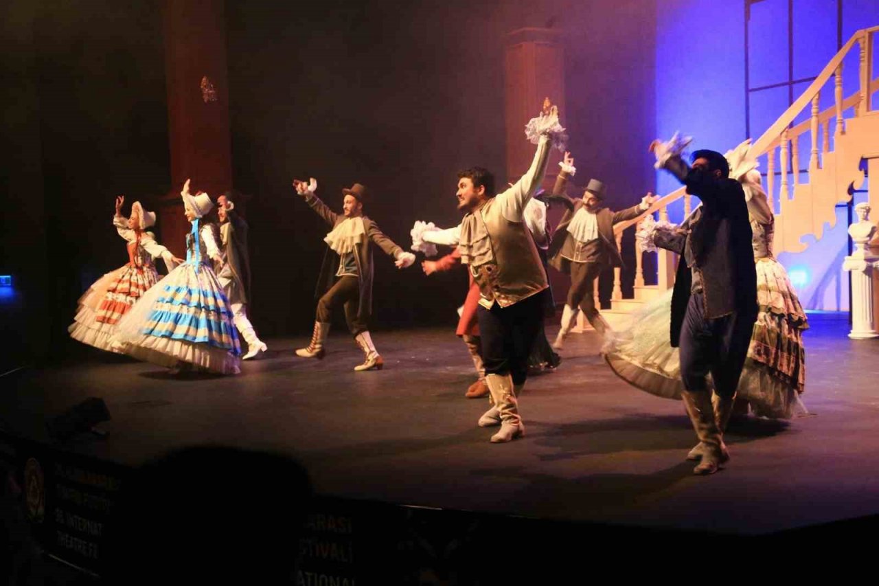 Uluslararası Tiyatro Festivali heyecanı sürüyor