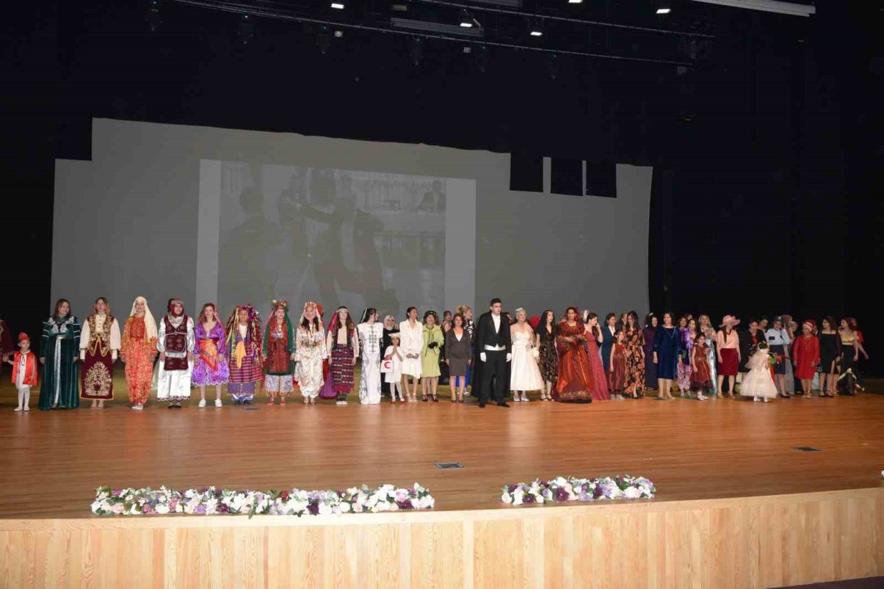 Halk eğitim kursiyerleri ‘Dünden Bugüne Zarafet’i defileyle anlattı