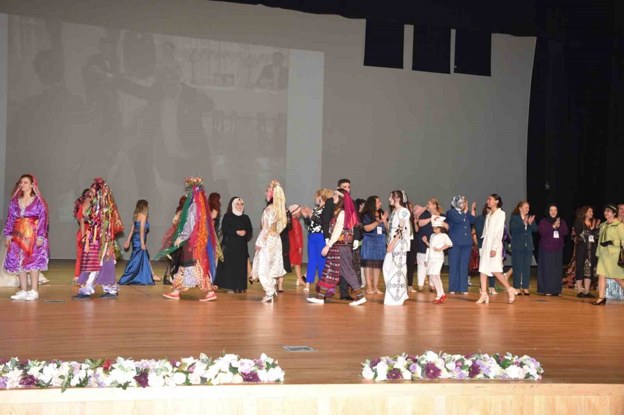 Halk eğitim kursiyerleri ‘Dünden Bugüne Zarafet’i defileyle anlattı