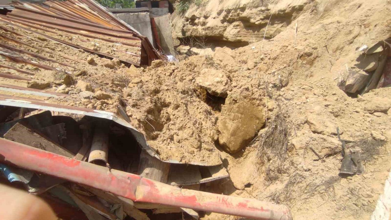 Heyelan iki komşuya korkulu dolu anlar yaşattı