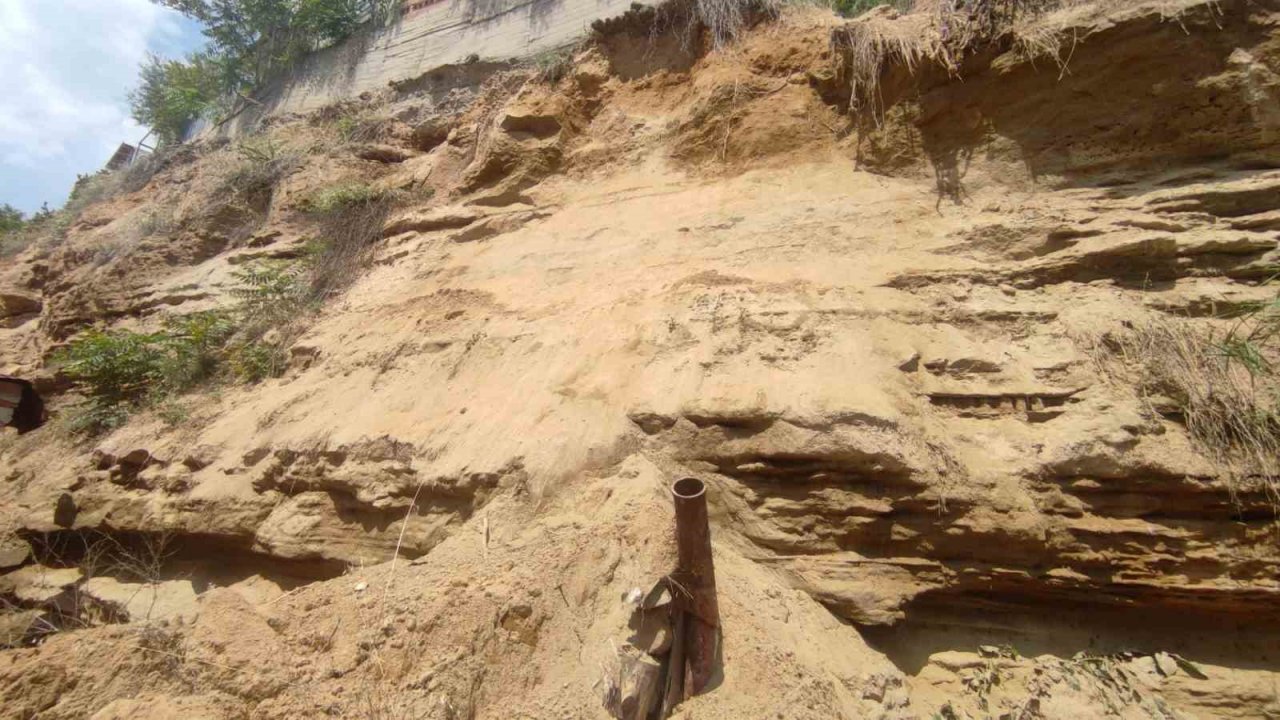Heyelan iki komşuya korkulu dolu anlar yaşattı