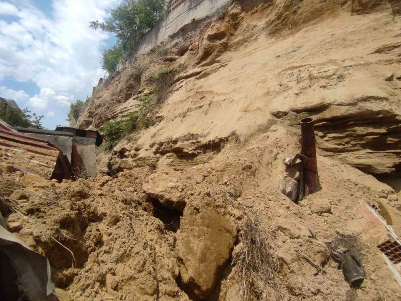 Heyelan iki komşuya korkulu dolu anlar yaşattı